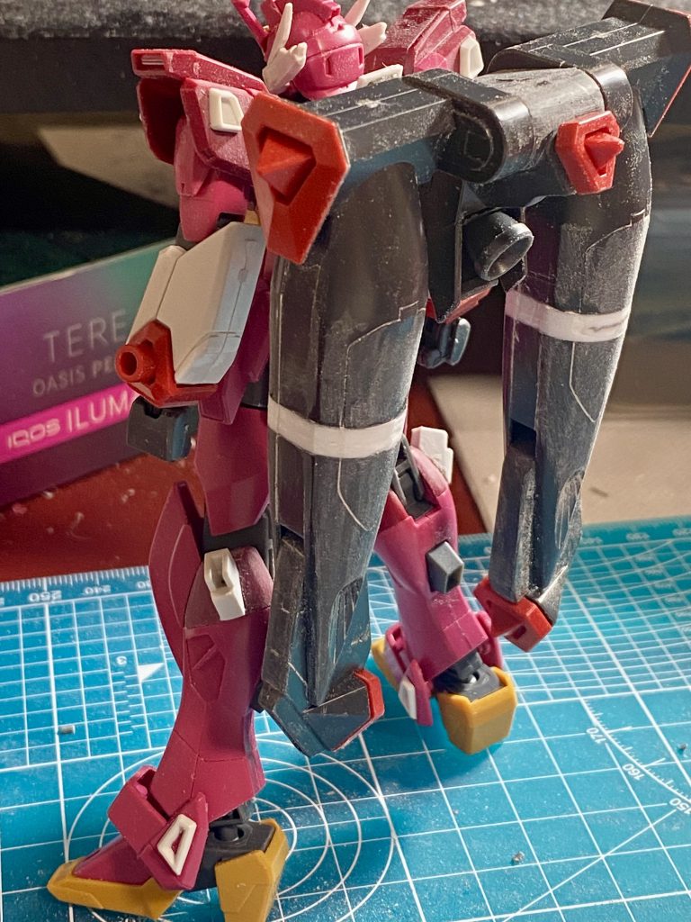 プロポーションの変化に伴ってバックパックも延長をしました。全体的なプロポーションを確認してサーフェイサーを吹きます。