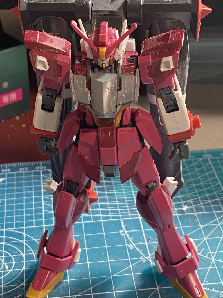 基本的にはインパルスガンダムランシェをベースに使いました。ハイペリオン要素のあるものを部分的に切って貼っての繰り返しです。