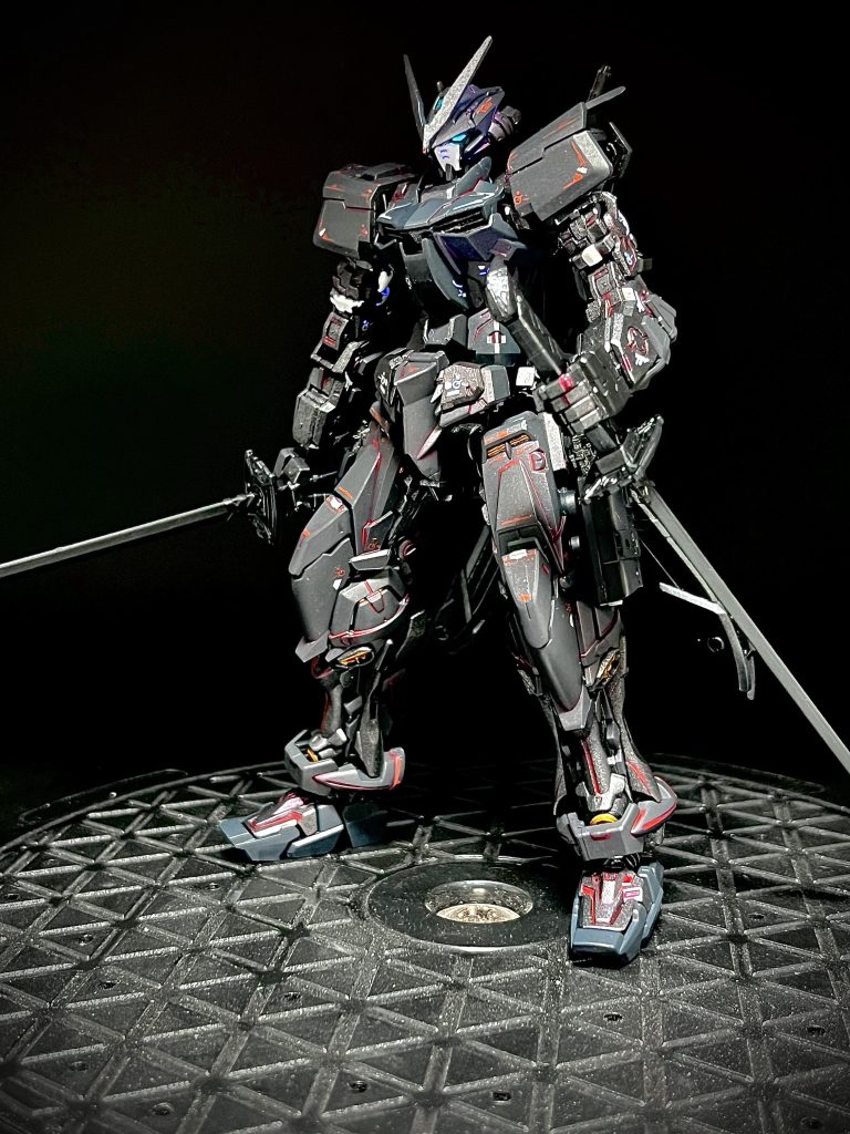 素体レッドフレームをスニーキングスーツという設定で塗装しました。元々筋肉に近い造形だったのでバイクにも馴染むんじゃないかと。。となればヒロイックなカラーより特殊部隊、サイバーニンジャ、メタルギア雷電。。地味なのか派手なのかわからない微妙なところを攻めたいなぁと🤔