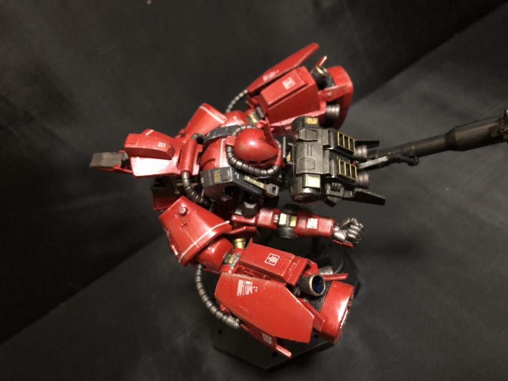 可変形態です。バックパックを上げ、腕を下側に。脚を後方に移動させます。機首を展開。