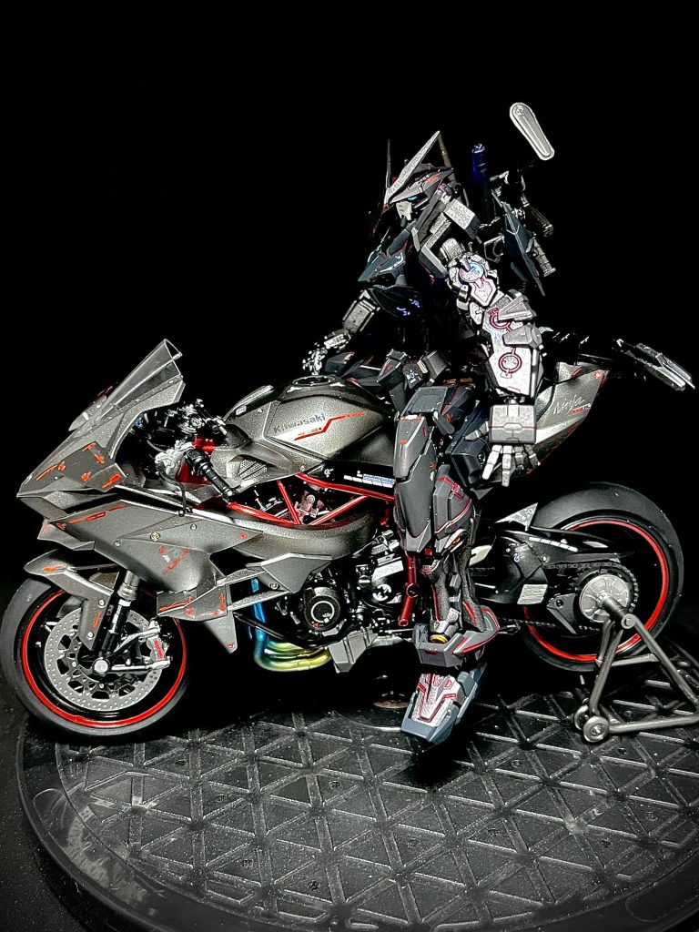 アストレイ→ニンジャの順に組んだので、出来上がるまでサイズが合うか不安でしたが違和感なく載せれて良かったです😍ガイア:スターブライトアイアンガイア:ジャーマングレーガイア:プライマリーメタリックレッドクレオス:メタルブラック余ったデカールをニンジャにも貼り付けて🤩