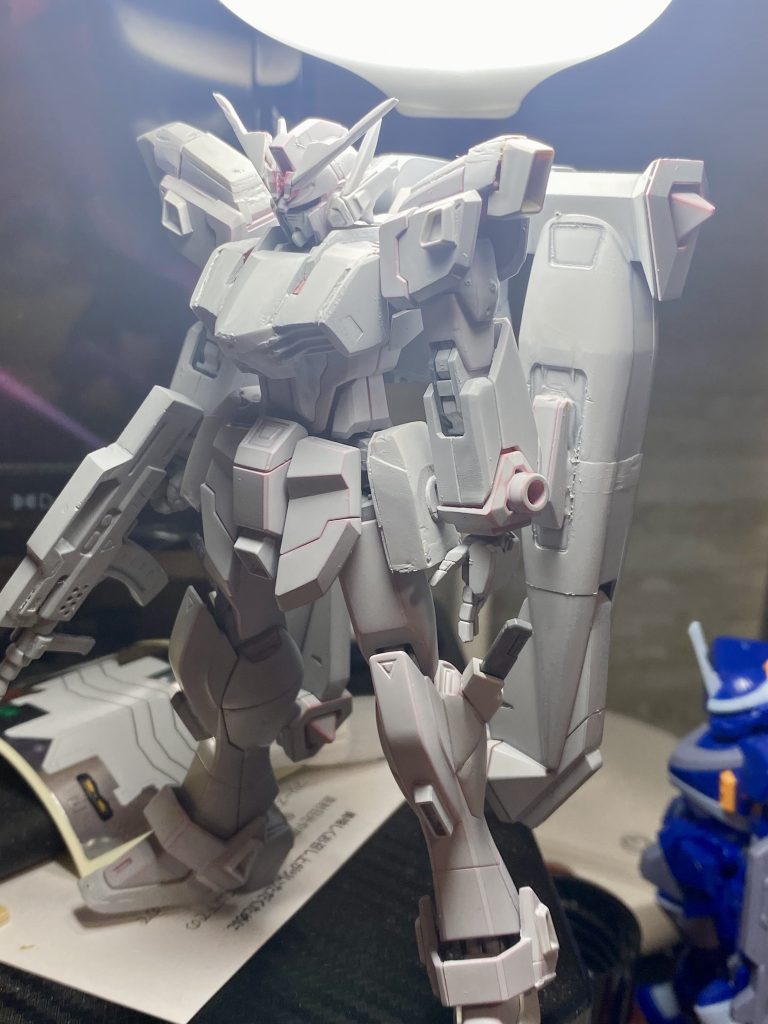 サーフェイサーの状態ってめちゃくちゃかっこいいですよね!!色の統一があるとこうも違って見えるものかと思います«٩(*´ ꒳ `*)۶»ワクワクあとは全塗装!!今回は初心者なので水性ホビー使用しました!!