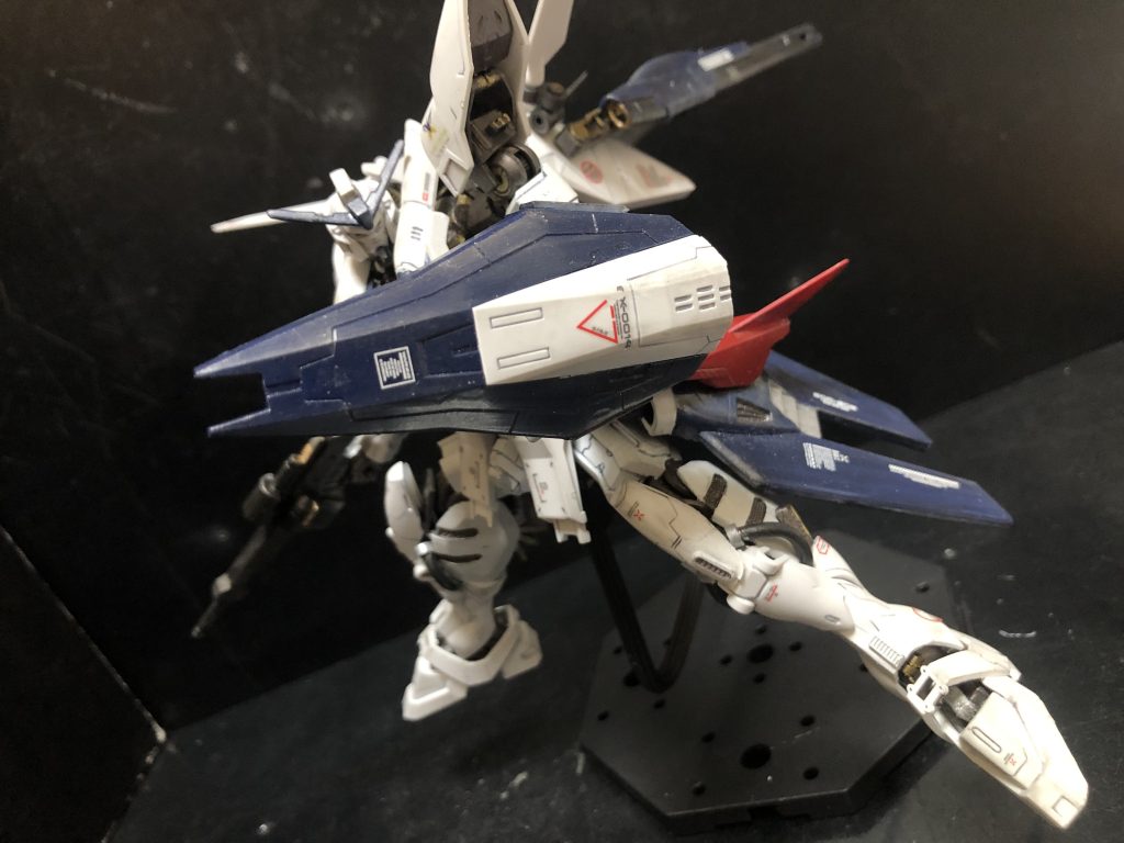 シールドを構える!Gセイバーはシールド装備じゃなかった!何故なら本来はビームシールド。ゲーム内の設定とかよくわからないで作ってました。