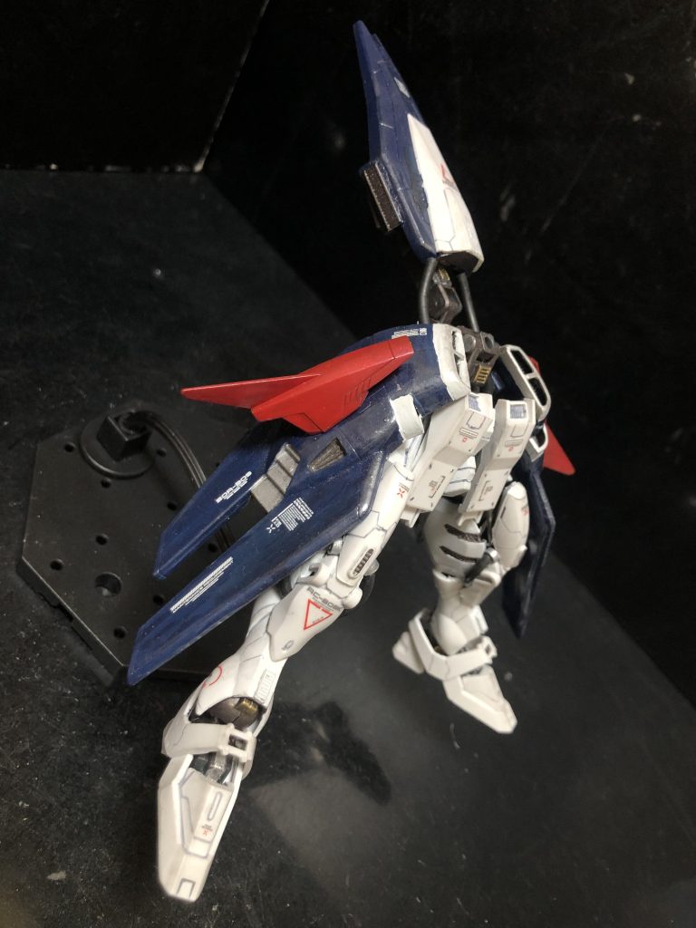 シールドがテールアーマーに。そのまま展開して可変してlいきます。