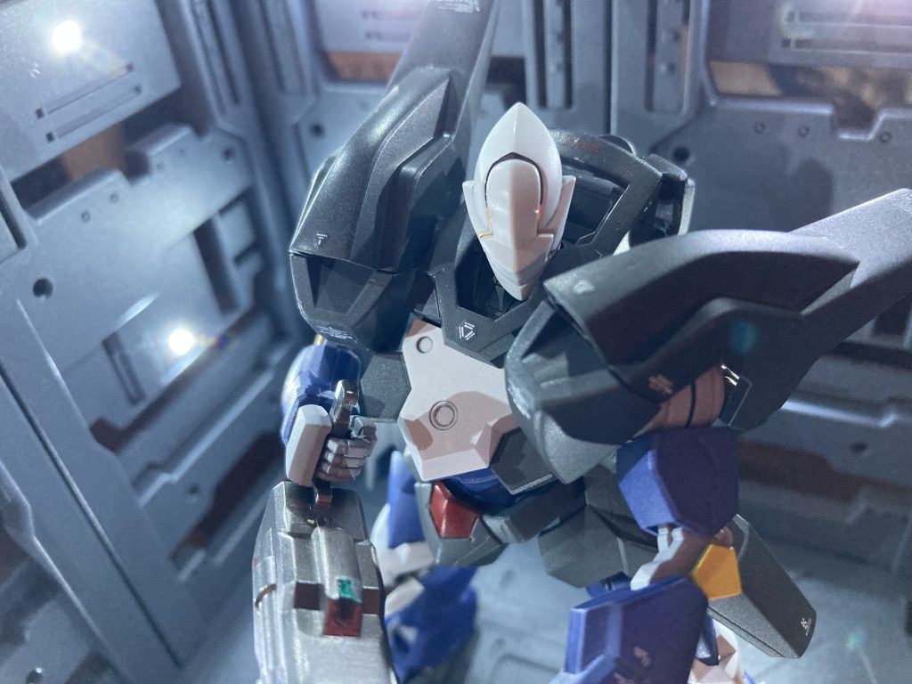 あまり綺麗にできていませんが、肩パーツは合わせ目処理してみました。