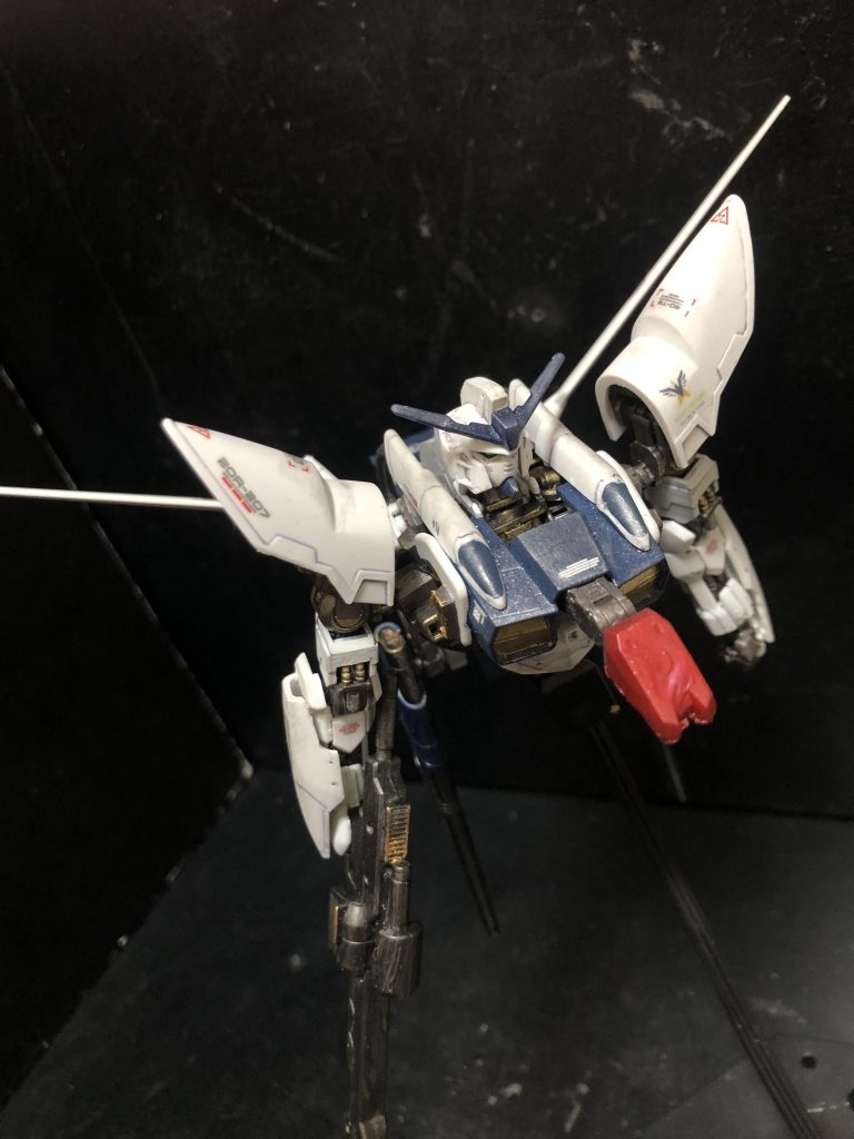 コクピット部を上部に跳ね上げ