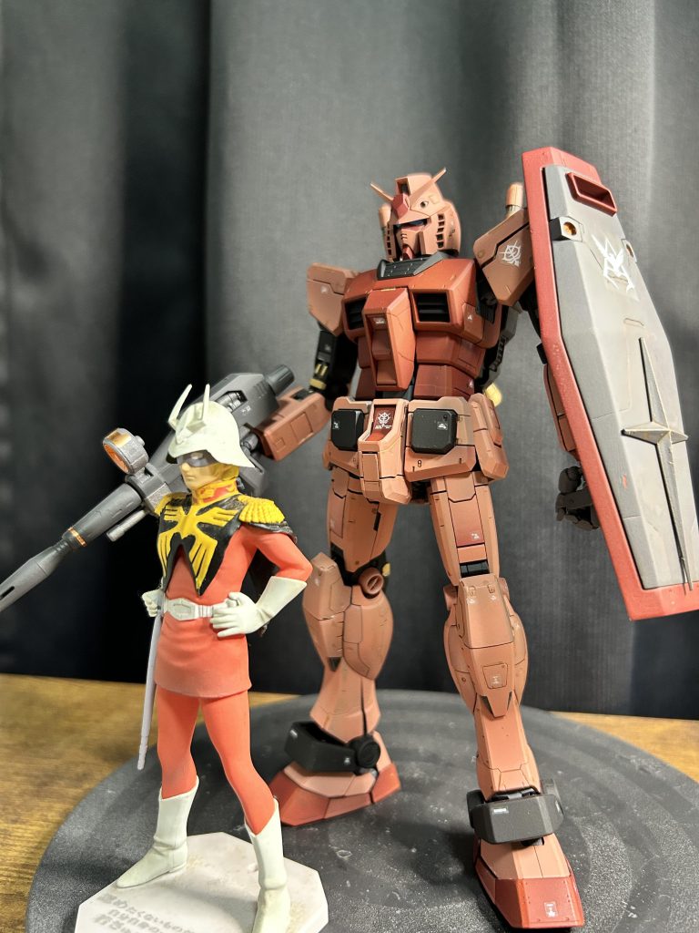 シャアフィギュアは、コンビニで売ってるような食玩だったように記憶してます。