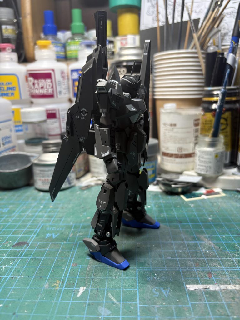 両腕はシールドを装備したかったのでゼータガンダムの物に変更 接続はランナーの3mm軸を使用