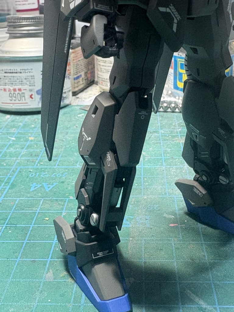 脚部シリンダーは合わせ目消しを行いホワイトで塗り分け