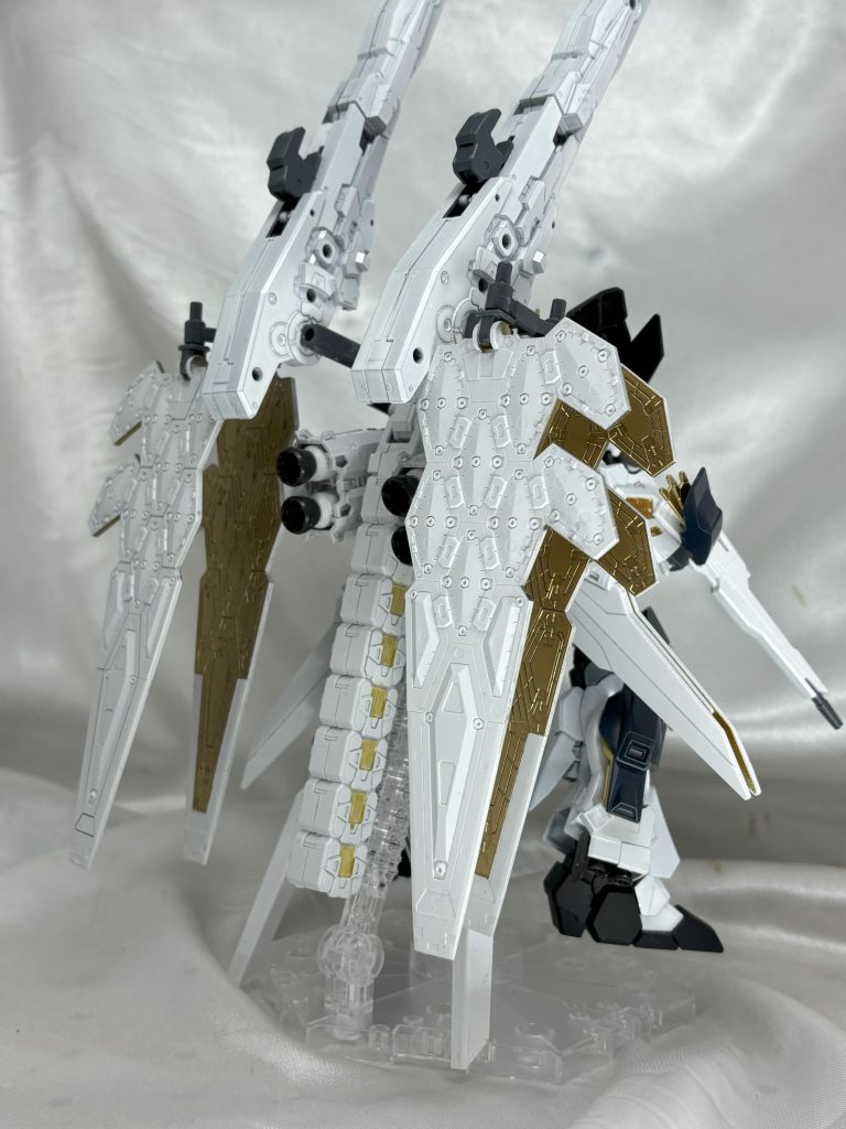 とにかくデカいリフレクターが目立つ背面。撮影時点で気づきましたがこの巨体を4基の推進器で動かすのはまぁまぁ無理があるなって思います。