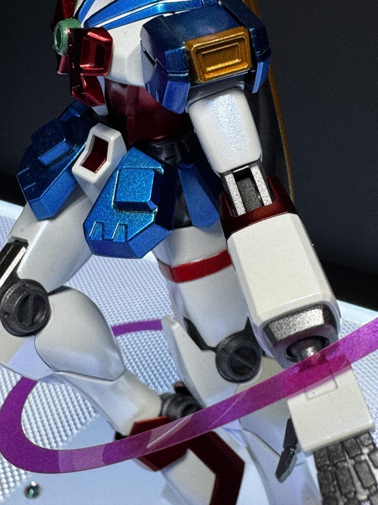 キャンディ塗装に挑戦してみましたがムラがすごいし、埃が入ってガサガサだし‥と散々な結果でした😂けど、個人的にはホワイトのキャンディ(風)にMr.クリスタルカラー　サファイアブルーを塗ってキラキラと青の偏光ラメがお気に入りです💙