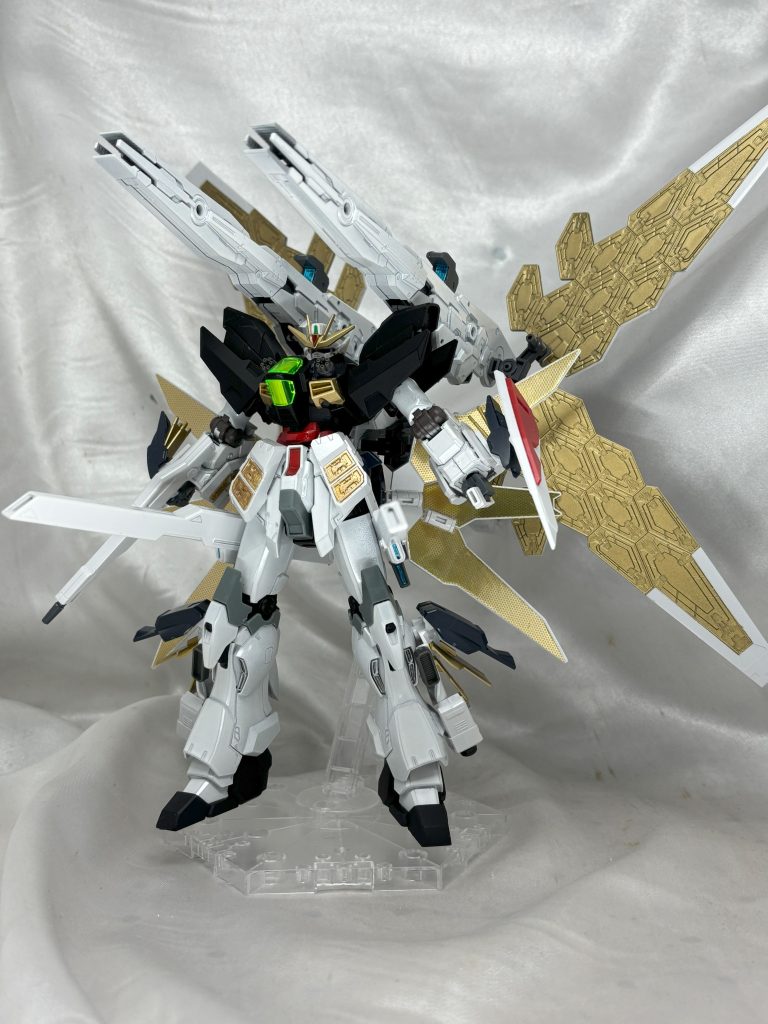 月も逃げ出す最強火力。クアッドサテライトバスターです。とにかくデカいほうが欲しくて、本来のツインサテライトキャノンは脇に移動し、肩のほうのキャノンは30MMのオプションから持ってきました。このキャノン使い勝手が良すぎてみたら購入してます。