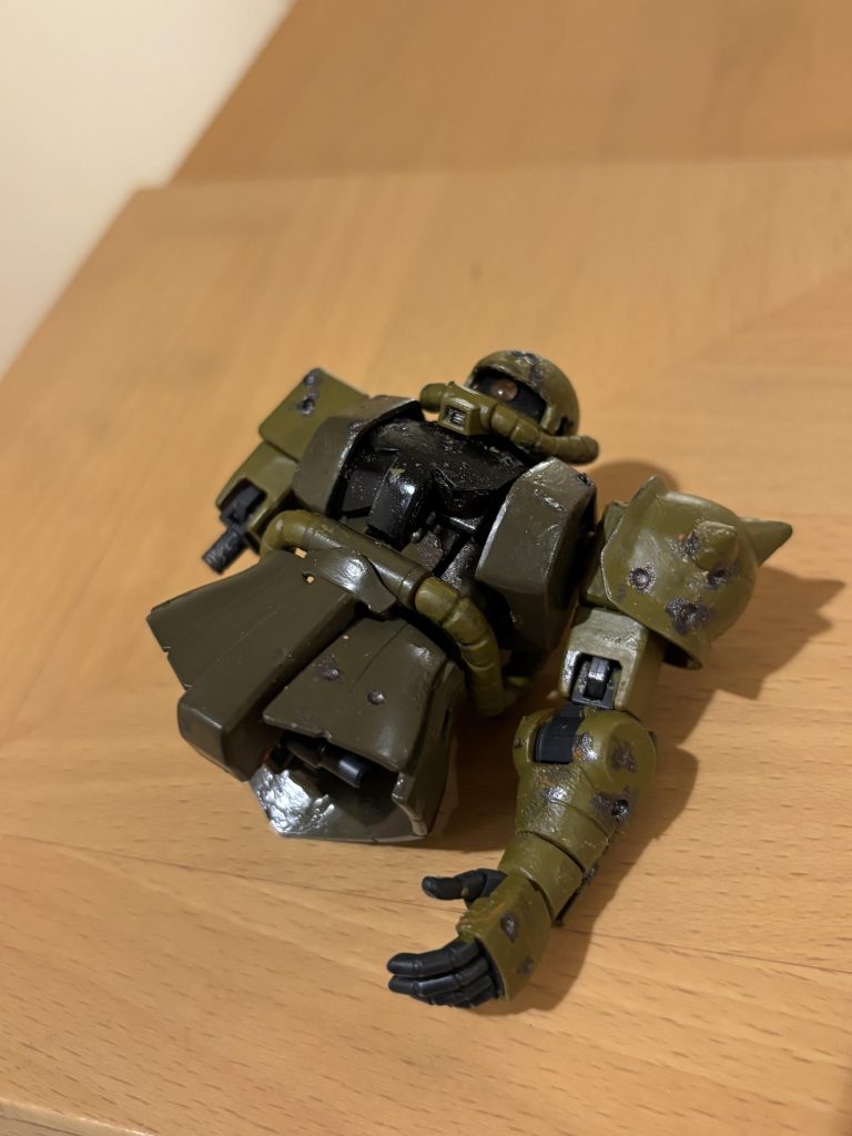 作品名：進まず……<p>中破ザク、全然進んでません(zaku-kao4) 右脚は一部もげてしまっているように作りたいのですが、わたしの持っている資材や技術ではかっこよく表現するのが難しそうです。</p>