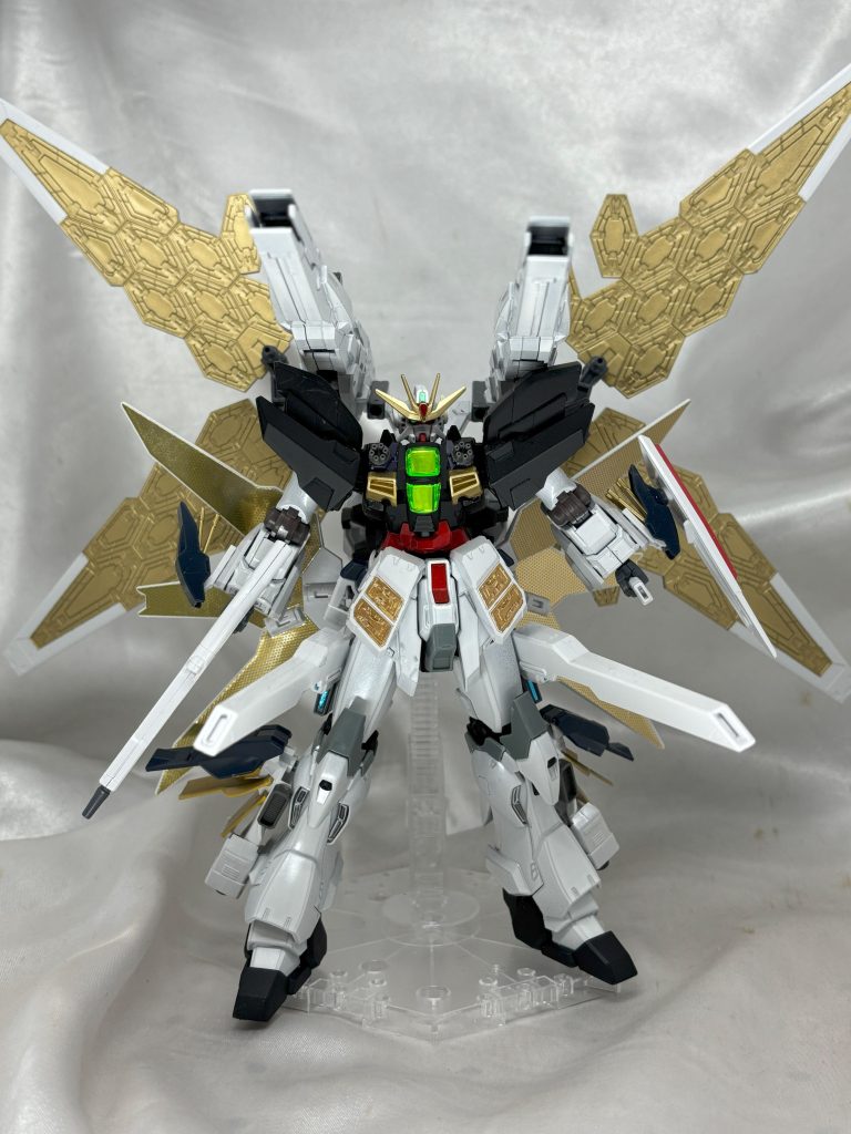 背中の巨大リフレクターと、腰に本来のリフレクターを配置して10枚に。本来のリフレクター以外にも万博ガンダムのパーツを塗装して配置、金色部分を増してます。