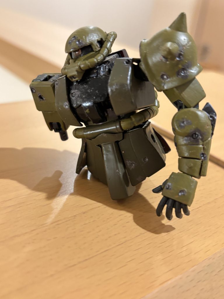 作品名：やられ役<p>以前、制作途中で破損してしまったシャアザクを、やられ役の中破ザクとして制作中です。</p>