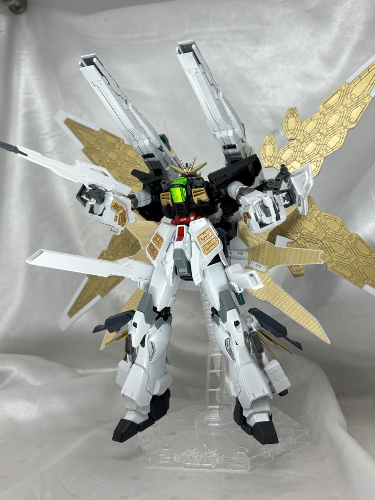 本当はHGのダブルエックスを使用しようと思っていましたが、本体がだいぶ小さく巨大なバックパックに完全に負けてしまうので、機体の芯にシナンジュスタインを使用し、そこのダブルエックス要素を乗算することで形にしました。頭も小さくなってよりマッシブ感も出た気がします。