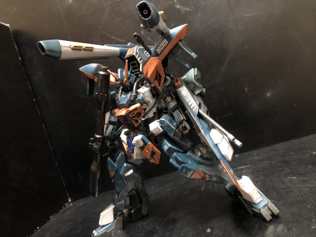 正面。HGカラミティと鉄血の機体のミキシングです。鉄血のガンダムフレームと各装甲をベースにカラミティの特徴的なパーツを各部に使用してそれっぽくしてます。
