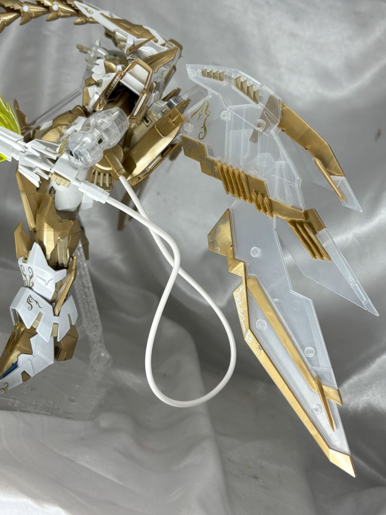 翼はクリアパーツとなっております。成型色での再現を目指してるからか、このキットには外装パーツがほぼ二機体分はいっているので好みによって白と金、クリアパーツの割合を変えられます。それもあって好みにより指定パーツを無視して組んでいるので金色部分が通常組み上げより増しています。
