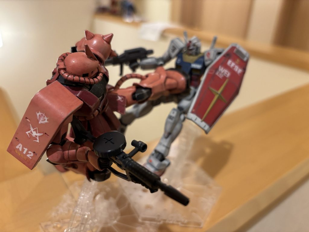 ガンダムはビームライフルおっことしてたの分かってたんですが、外したら手甲のパーツが壊れそうな気がしたので持たせています、あしからず。