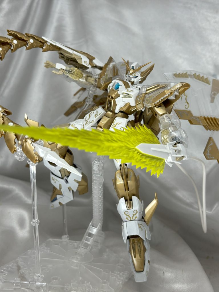 大型ビームソードもクリアイエロー成型に代わってて統一感上がってます。エピオン白く塗ったらかっこいいだろうな、でもこれを全塗装するのはきついなーと思ってた願いをしっかり叶えてくれるキットでした。ここまでしっかり二枚分はいってるなら二個買ってそれぞれのランナーにまとめて組んでみたくなるようなキットでした!(^-^)