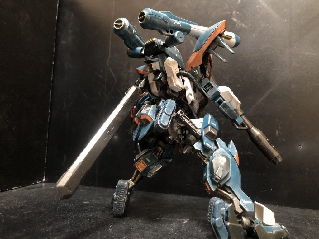 背部。キャノンは角度を自由に変えられます。そして大型のメイスを接近用武装として用意。まあこの機体がメイス使う様な状況じゃ撃破されちゃうと思います。