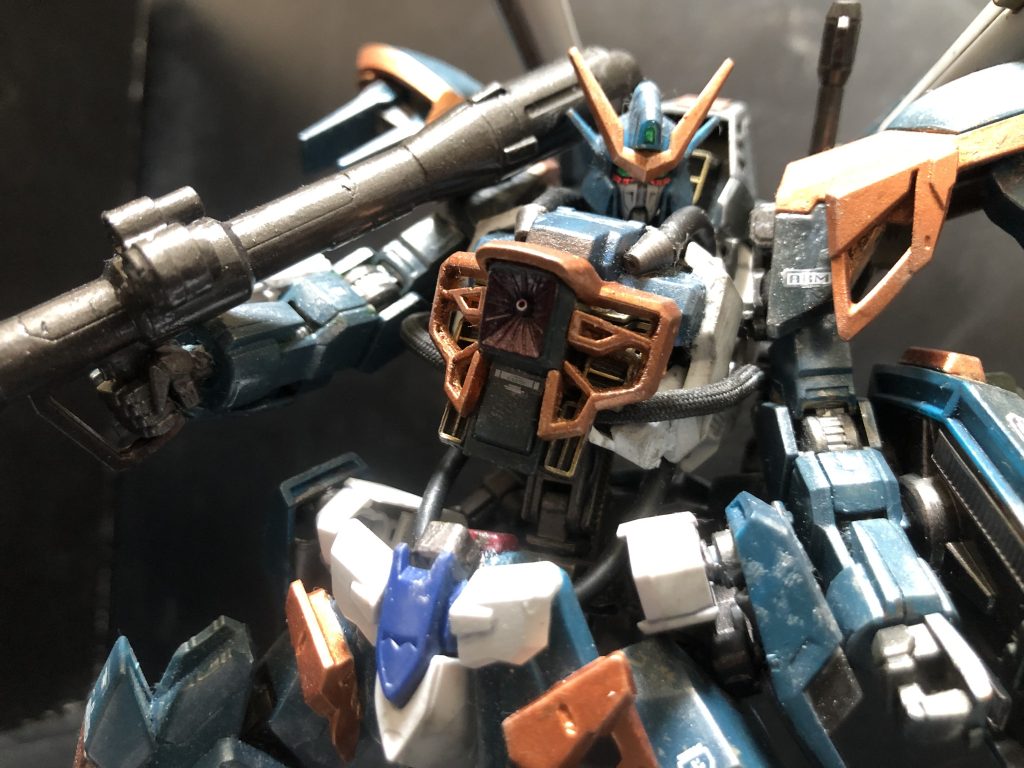 胸部の複雑な模様はちゃんとくり抜いて、内部メカを見える様にしてます。HGカラミティを作るならぜひおすすめしたい工作です。