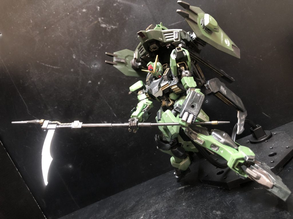 鎌が妖しく光る...！なんで鎌なんだろ。