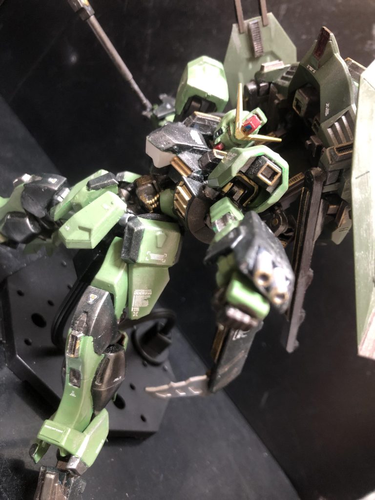 背面の大型ユニットで異端感ありますけど、本体はイケメンですよね。