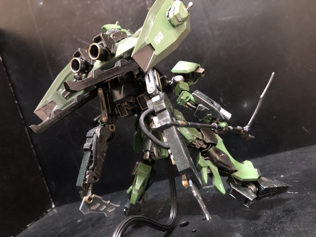 後ろの大型ユニットが特徴的ですね