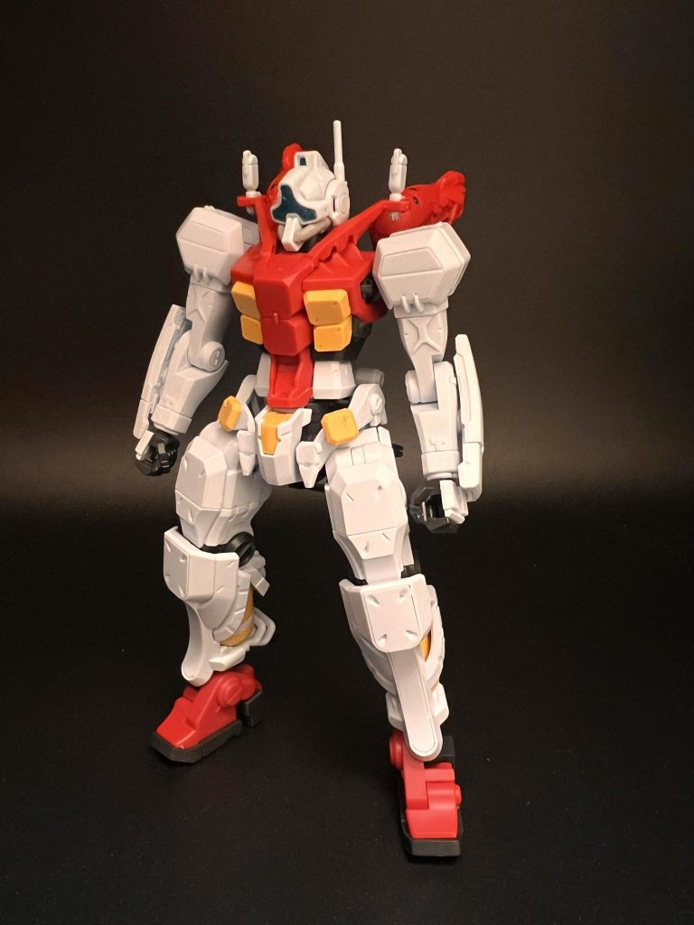 こちらは素組み状態。このカラーリングで仕上げるなら、ホワイト部分はライトブルーにしたいところですね。