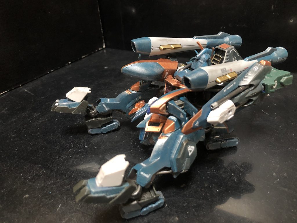 さて、タンク形態に可変です。脚を左右に広げ、足の後ろと腰のキャタピラを展開。腕を逃して頭部を後ろに。比較的簡単な可変です。