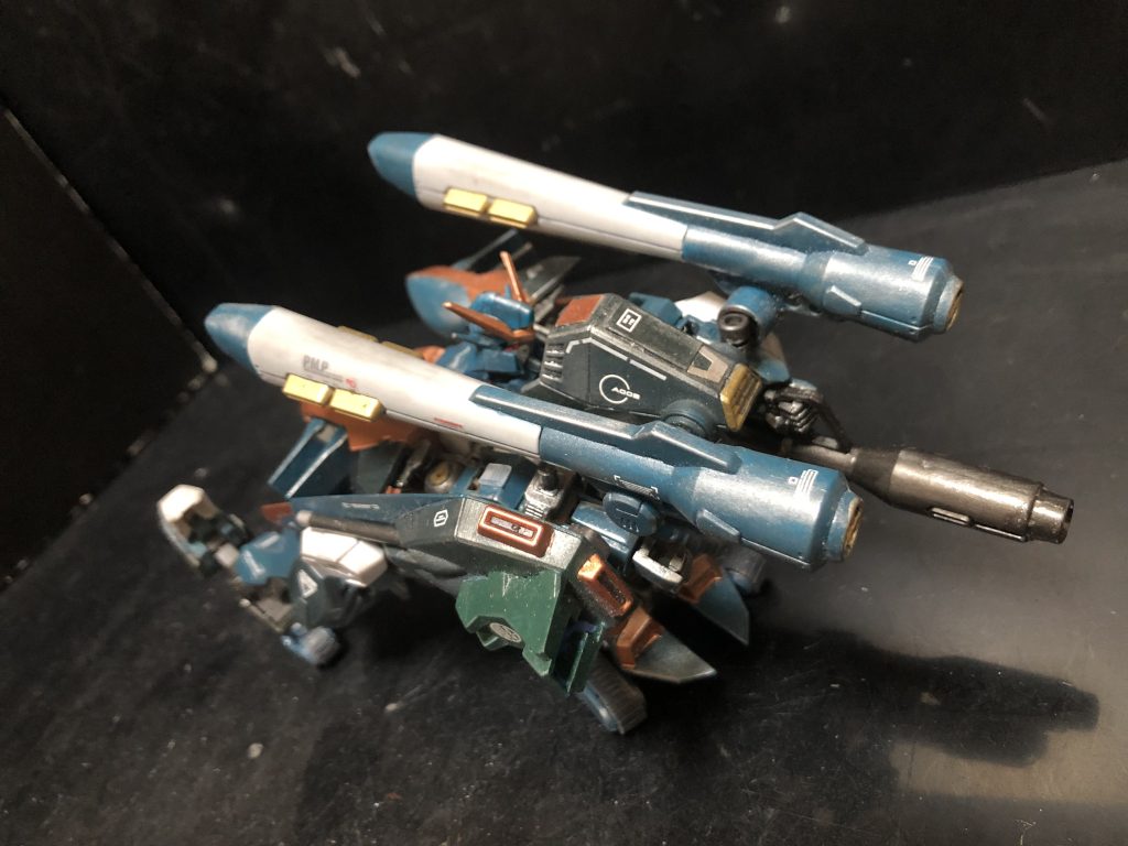 タンク背部。バズーカは手に持ったままでしまっちゃいます。