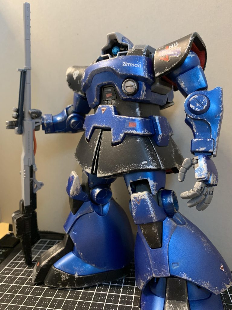 タミヤのメタルブルーラッカーでメインフレームを2度塗りし、艶消してコート。シルバーでパーツのエッジ部分を軽くウェザリングしていましたが、チッピングを試してみたくて更に汚してみました。汚しすぎには注意しましょう…⚠️