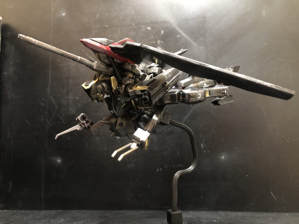 肩アーマーは折り畳み。腰からアームを伸ばして展開。元が大きすぎなので小型化。