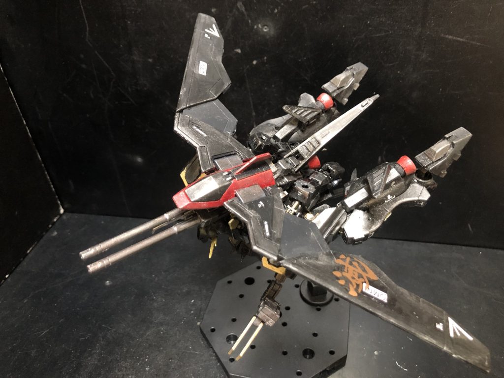 可変形態です。ちょっとわかりにくいかもですが、元のレイダーの可変からかなり変えてます。腰を前後反転。脚を左右に展開。腕は空いた隙間に収納です。