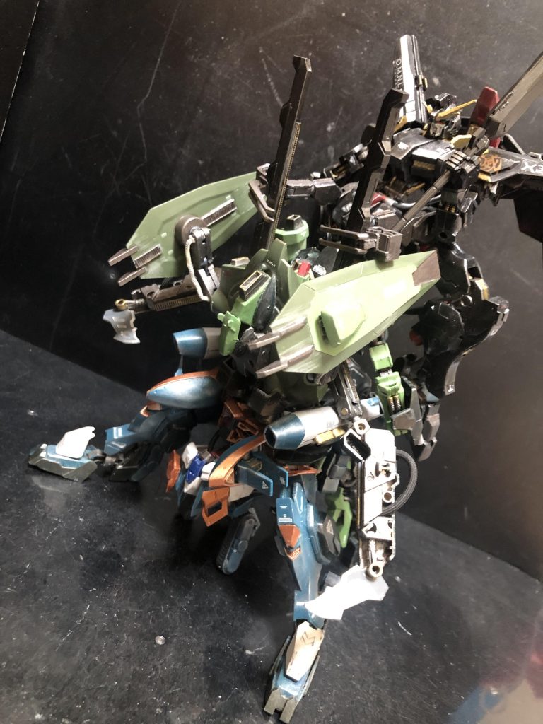 オルガ「なんだよコレは!重くて動けねえ!」