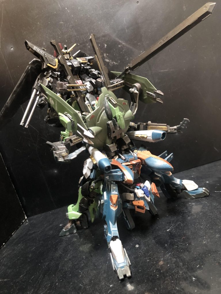 アズラエル「君たち、何をしてるんです?ガンダムは合体して楽しいオモチャじゃないんですよ。とっとと敵を殲滅してください。」カラミティフォビレイダーライダーでした。