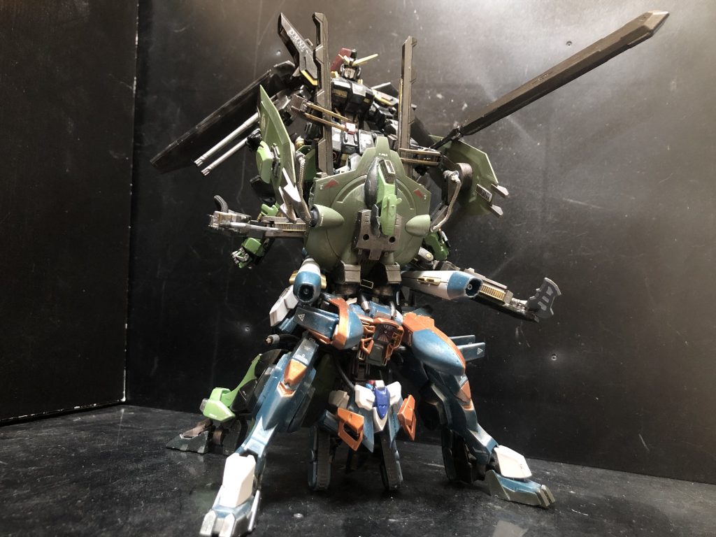 オルガ「クロトてめえ!重いじゃねえか!降りやがれ!!」クロト「やーだよ。ホラとっとと前に進めよ。」オルガ「うるせえ!重すぎて動けねえんだよ!」シャニ「ウザい....。」