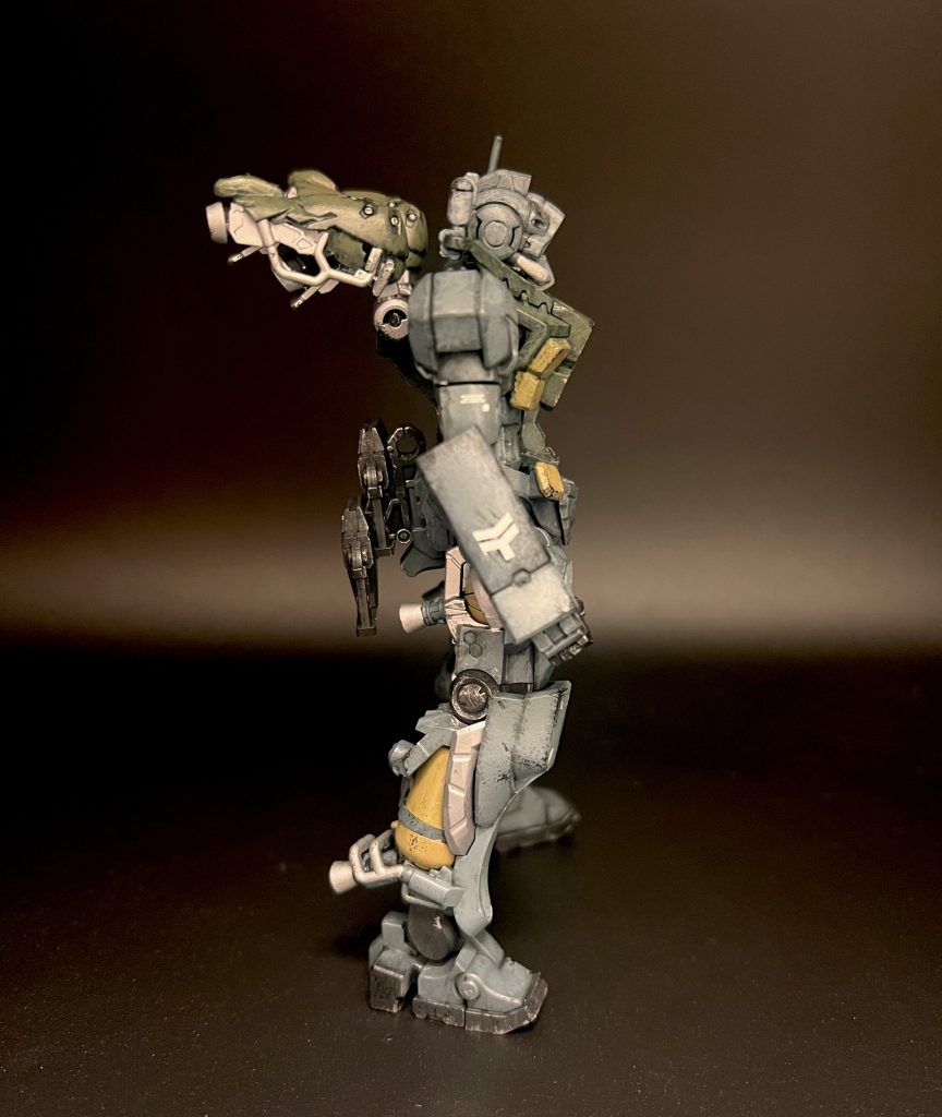 手甲のようなミニシールド?的な装甲には階級章を。名もなきジオン兵に栄光あれ!