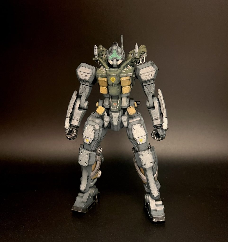基本的なカラーリングは、みんな馴染みのあるあのゲルググなカラーリングを参考にしています。ショルダーアーマーとスネ部分は一段階明るめのライトグレーで塗装しました。