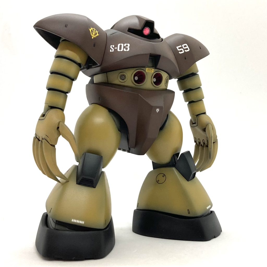 よく見てもぜんぜん分かりませんが、肩(ショルダーアーマ)が大型化してあります。ツメも尖ってますね。