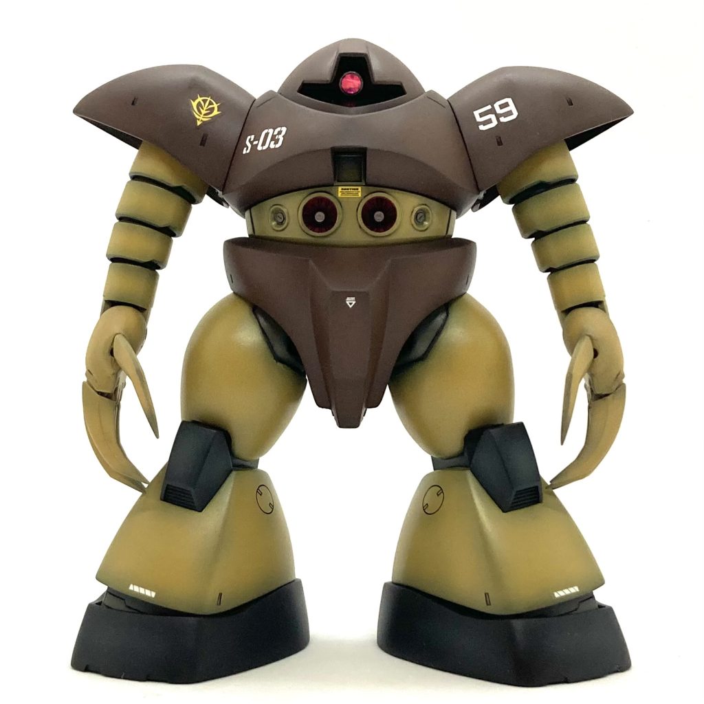 次に分かりやすいのは… 太ももかな?実はかなりボリュームアップしてあります。太ももを輪切りにしてプラ板を挟み4mm伸ばしてから、エポキシパテを盛ってガツンと太くしてあります。