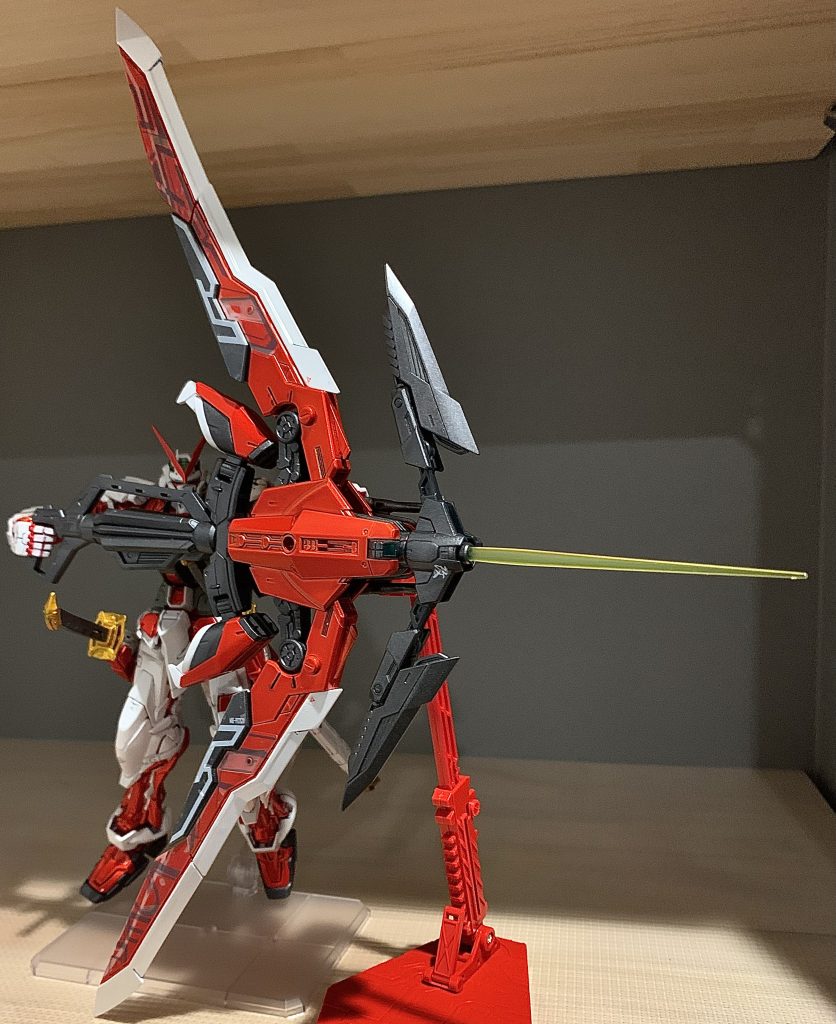 ガンプラ作り始めて初めてのMG挑戦。ガンダムシリーズ通しても1番好きな機体がレッドフレーム。ロボに日本刀ってもう浪漫の塊すぎてこれがSEEDの外伝ってのが勿体無さすぎます。