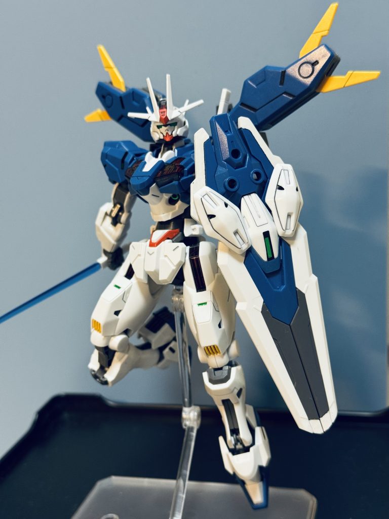 特に何か言えるほど手を加えていないのでただの感想ですが、最近のガンプラはこんなに進化したのか…と感動しながら組み立てました。初めは昔のガンダムっぽくない造形で手が出ませんでしたが、流通量の多さに負けて手を出したらキットの出来の良さに魅了されました。もちろんアニメも全部観て、今ではすっかりファンです。