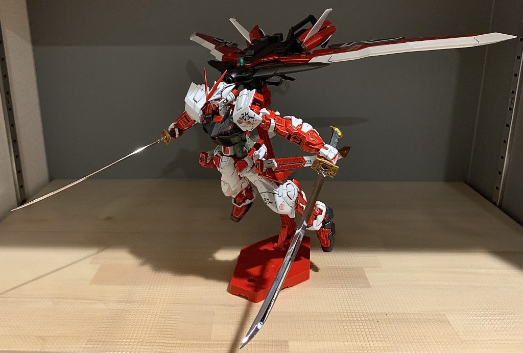 背中のタクティカルアームズに詰め込まれるだけ詰め込んだ所にパイロットロウのロマンを感じます。