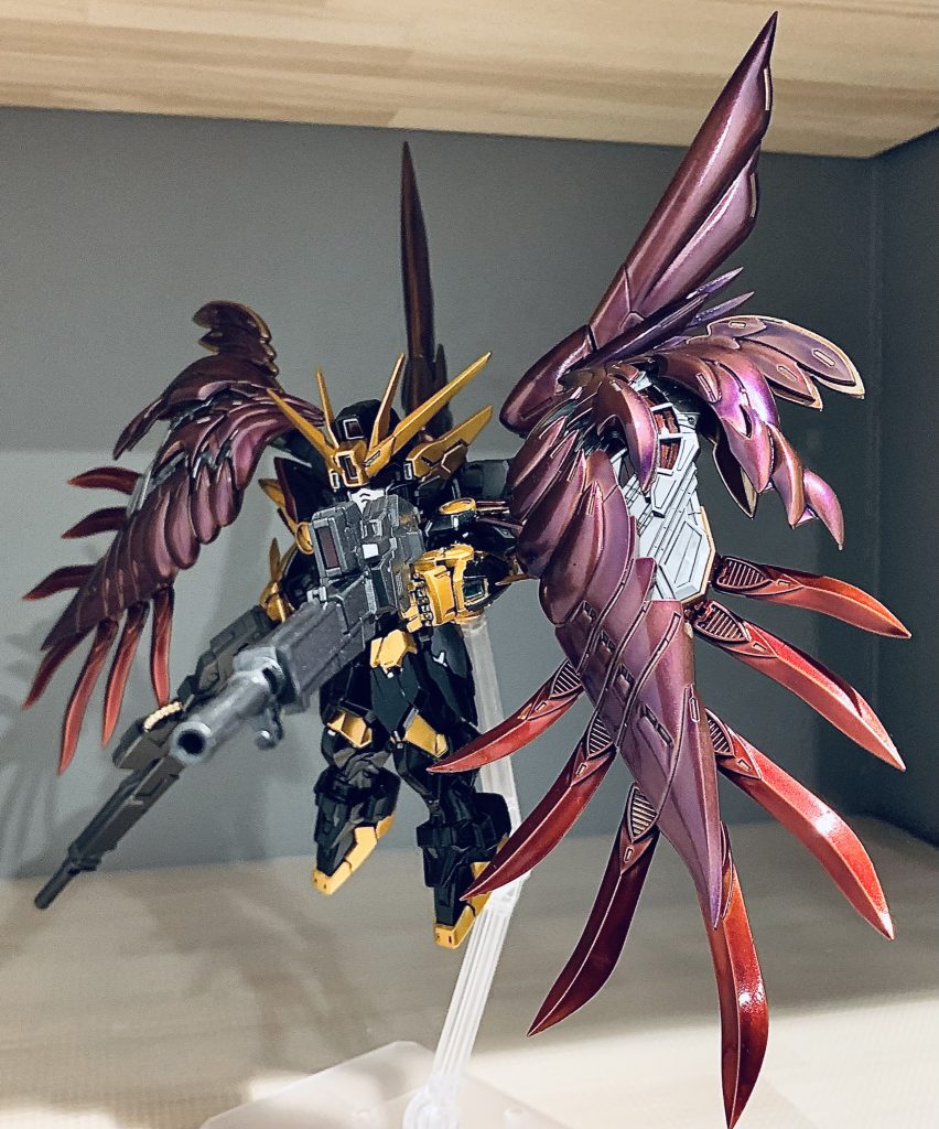 こだわりはなんといっても羽の塗装。赤色に見えるけど設定的にはダークパープルとの事だったので紫にしました。クリアパープルがなかなかのらず4回塗ってようやく納得いく色になってくれました。