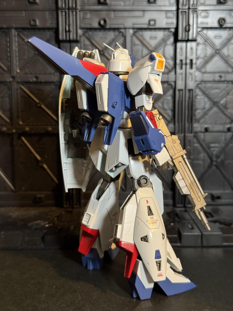 腕部の色を赤にしてゼータっぽくしてみました。HGリガズィはABS多用なのでフレームは塗装無しです。