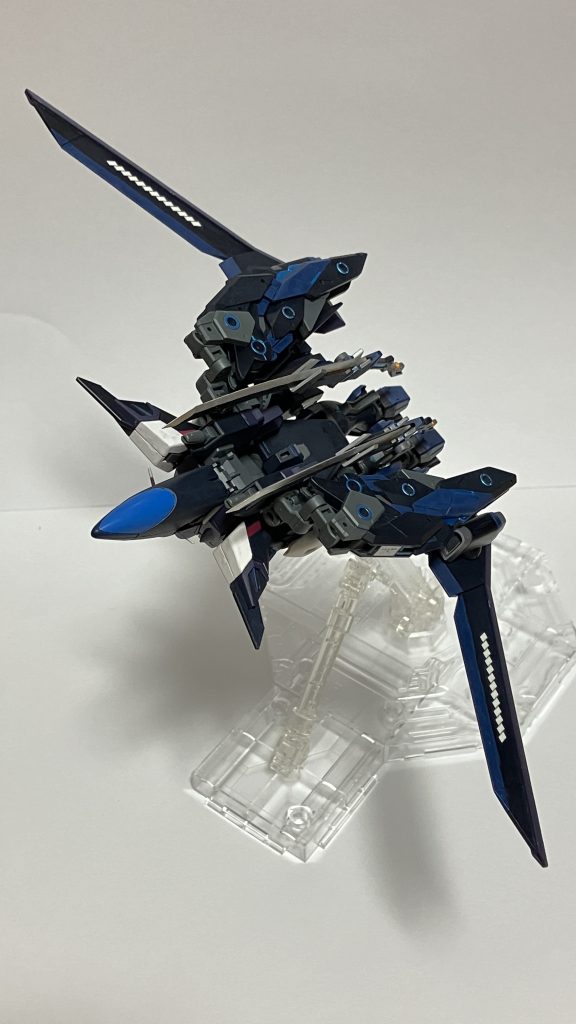 ◯飛行形態 本機は通常のイモータルジャスティス同様飛行形態への変形が可能となっており、大気圏突入能力及び大気圏内での長距離飛行能力を有している。 主翼の前進翼化並びに位置変更と重量増加によって安定性が低下しているものの、京はこれを自らの技量で補っている他、戦場で頻繁に使用してMS形態と使い分けており、実戦では高い機動性を活かした戦果を出している。 また、飛行形態でのマニューバ・ドリュミエールの使用も可能となっており、瞬間的な加速に用いられる他、MS形態同様急な姿勢変更を行う事も可能。