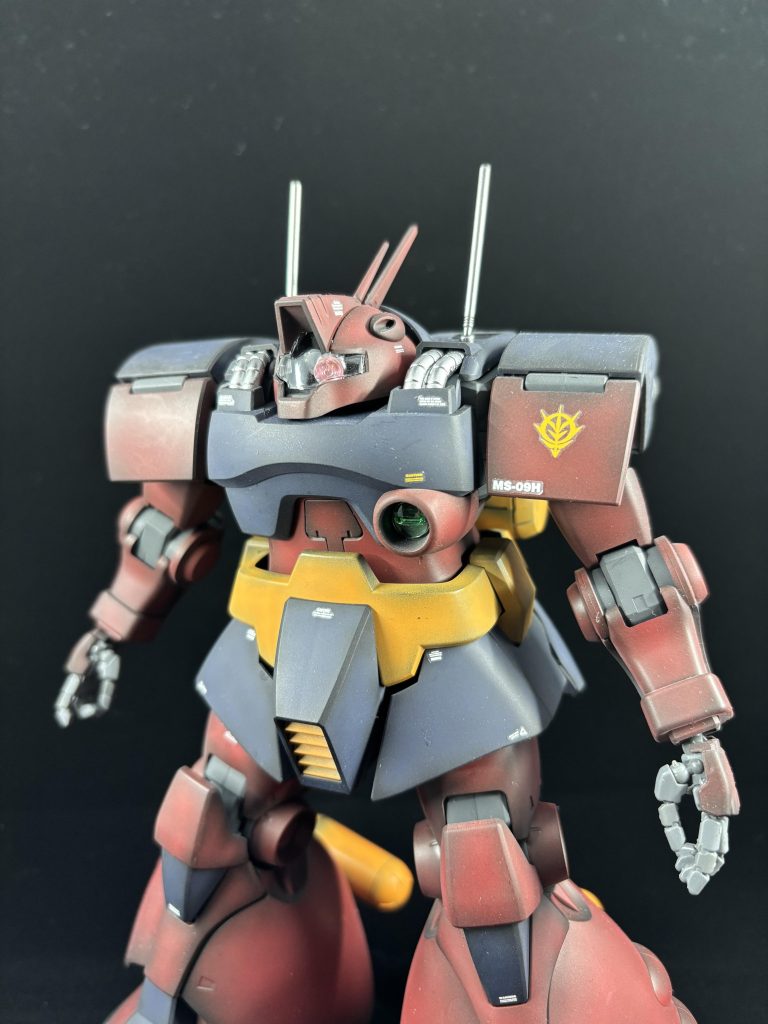 ちょっとアップで。足回りと胸のコクピットハッチのグラデーションはお気に入りです。シルバーは艶消し後につけたので少しういちゃったかもしれないですね…