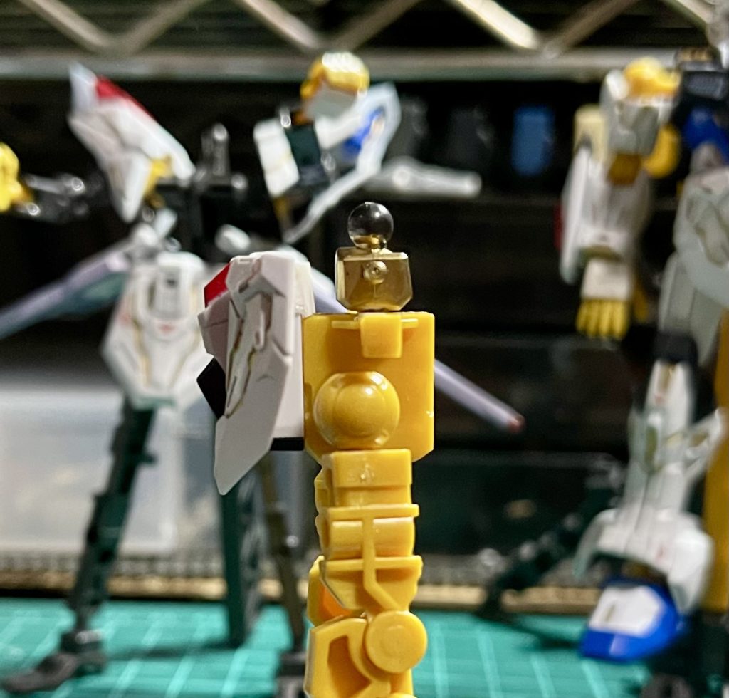 この商品最大のネックだった、プロポーションバランスの悪さとレールガン上部のサーベルラックの脇腹干渉による、可動範囲の狭さを腹部ジョイントパーツを一個増設することで解決しました。それに合わせて、フロント及びリアアーマーの取り付け位置も変更。これにより、等身がアップし、腹部とレールガン及び脚部の可動範囲が広がり、ケレン味があるポージングを取らせることが可能となりました。やったね！(笑)